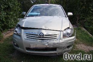 Битый автомобиль Toyota Avensis