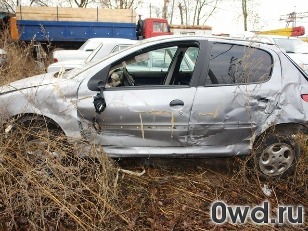 Битый автомобиль Peugeot 206