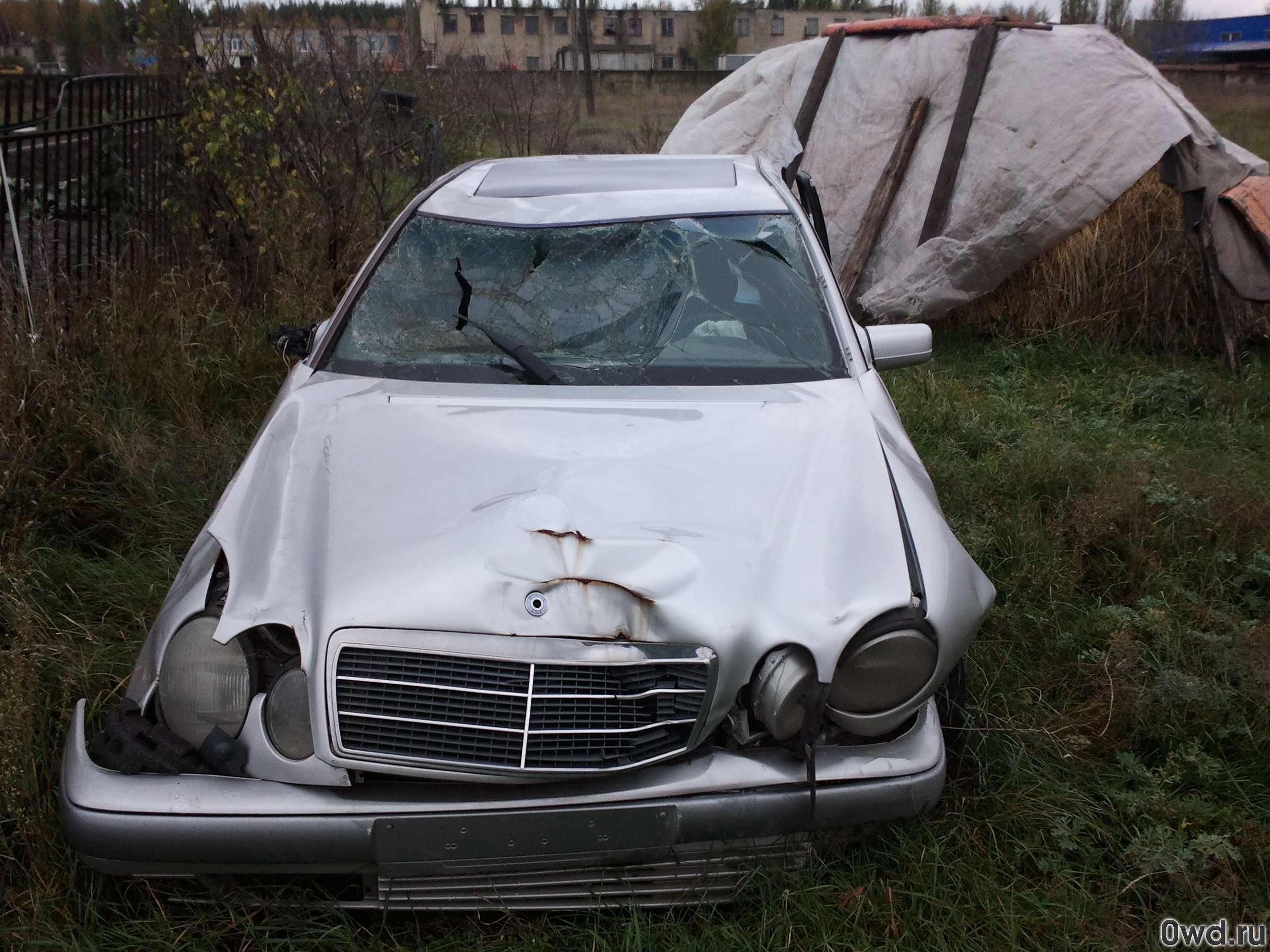 Битый автомобиль Mercedes-Benz E-класс (1996) в Воронеже